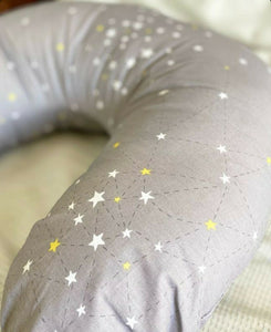 Cojín Maternal  Gris Estrellas y Lineas